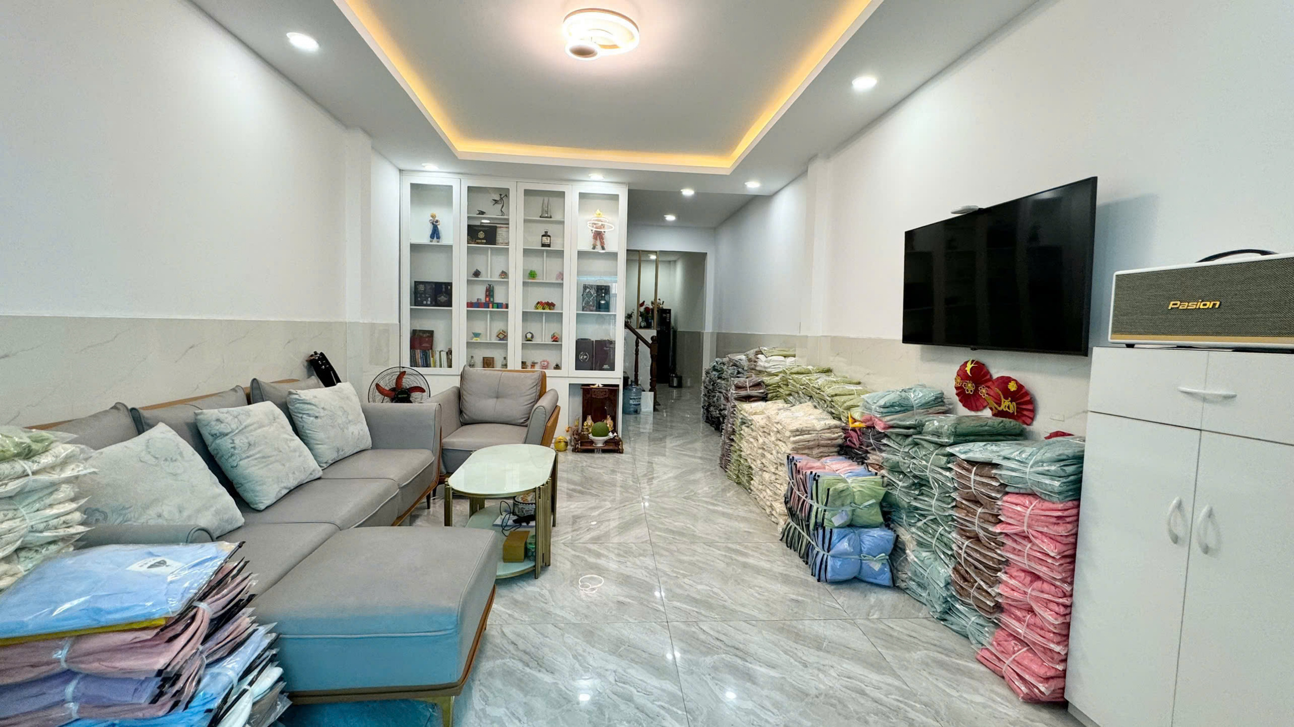 Nhà 1 Lầu – Hẻm 4m Thông – Trường Chinh  Diện tích: 4m x 16m - Kết cấu: 1 lầu, nhà sạch đẹp – vào ở ngay  Hẻm 4m thông, xe ra vào thoải mái Giá: 5.65 tỷ – thương lượng nhẹ