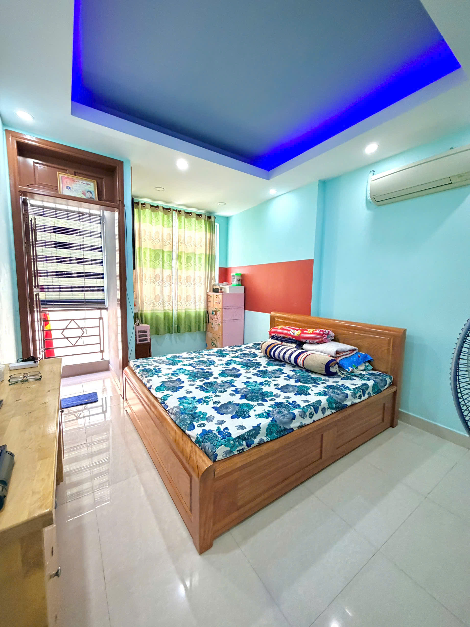 Nhà Hẻm Đường số 27, P. Sơn Kỳ, Q. Tân Phú DT đất: 3,5 × 11,1m — CN: 39m² Kết cấu: Trệt + 3 Lầu (xây full đất) DTSD: ~146m² Công năng: 4 PN – 3 WC – Phòng thờ – Sân thượng trước Pháp lý: SHR, hoàn công, công nhận đầy đủ Hẻm: Thông ~3m, cách mặt tiền ~5m V