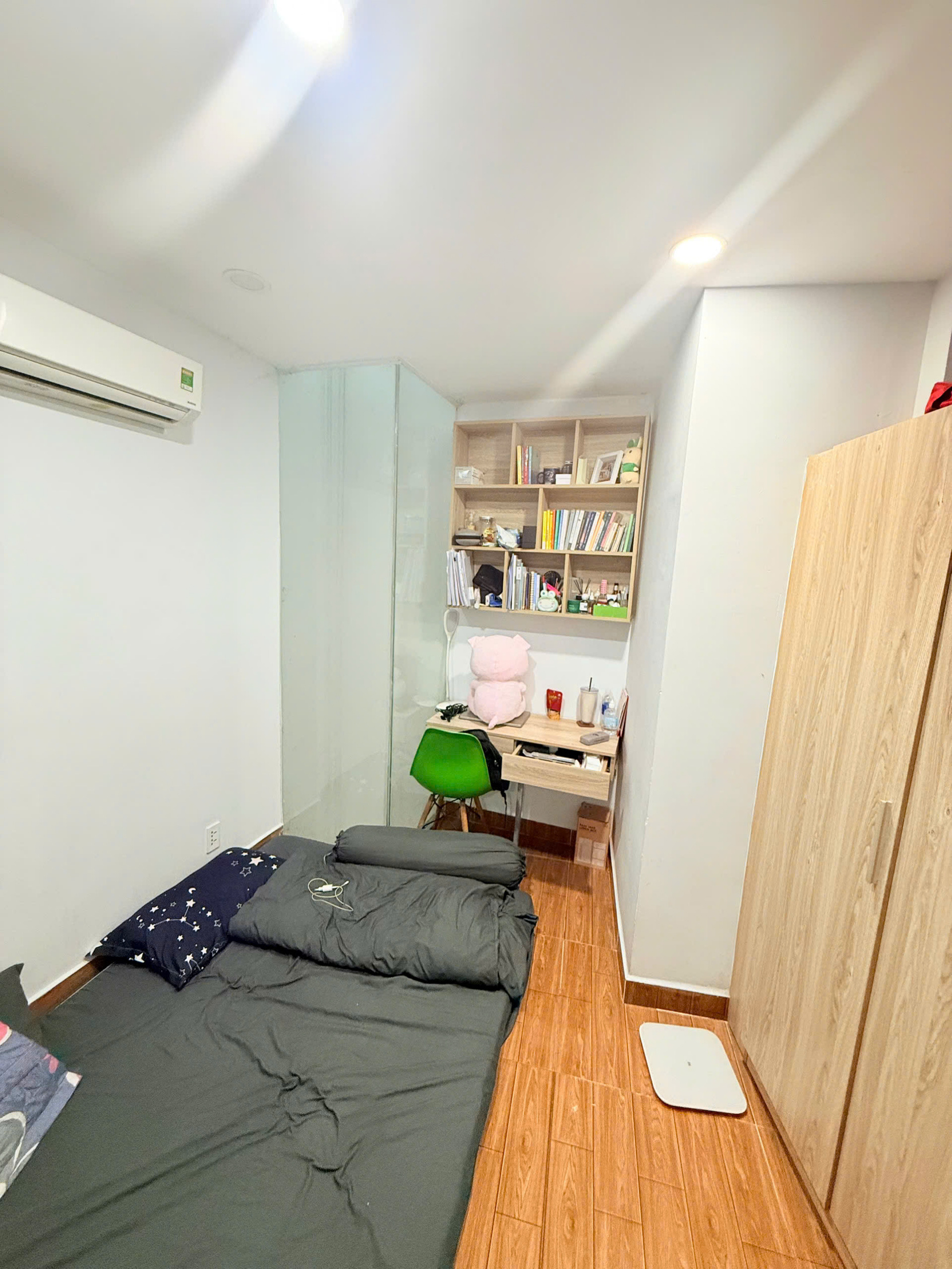 Bán nhà hẻm Lạc Long Quân, P.10, Tân Bình, TP.HCM Dt : 3 x 9.55 ( 1 trệt 2 lầu )  Tổng diện tích sàn 73m 2 Kết cấu : 3 phòng ngủ . 3 wc. 1 sân thượng sau . 