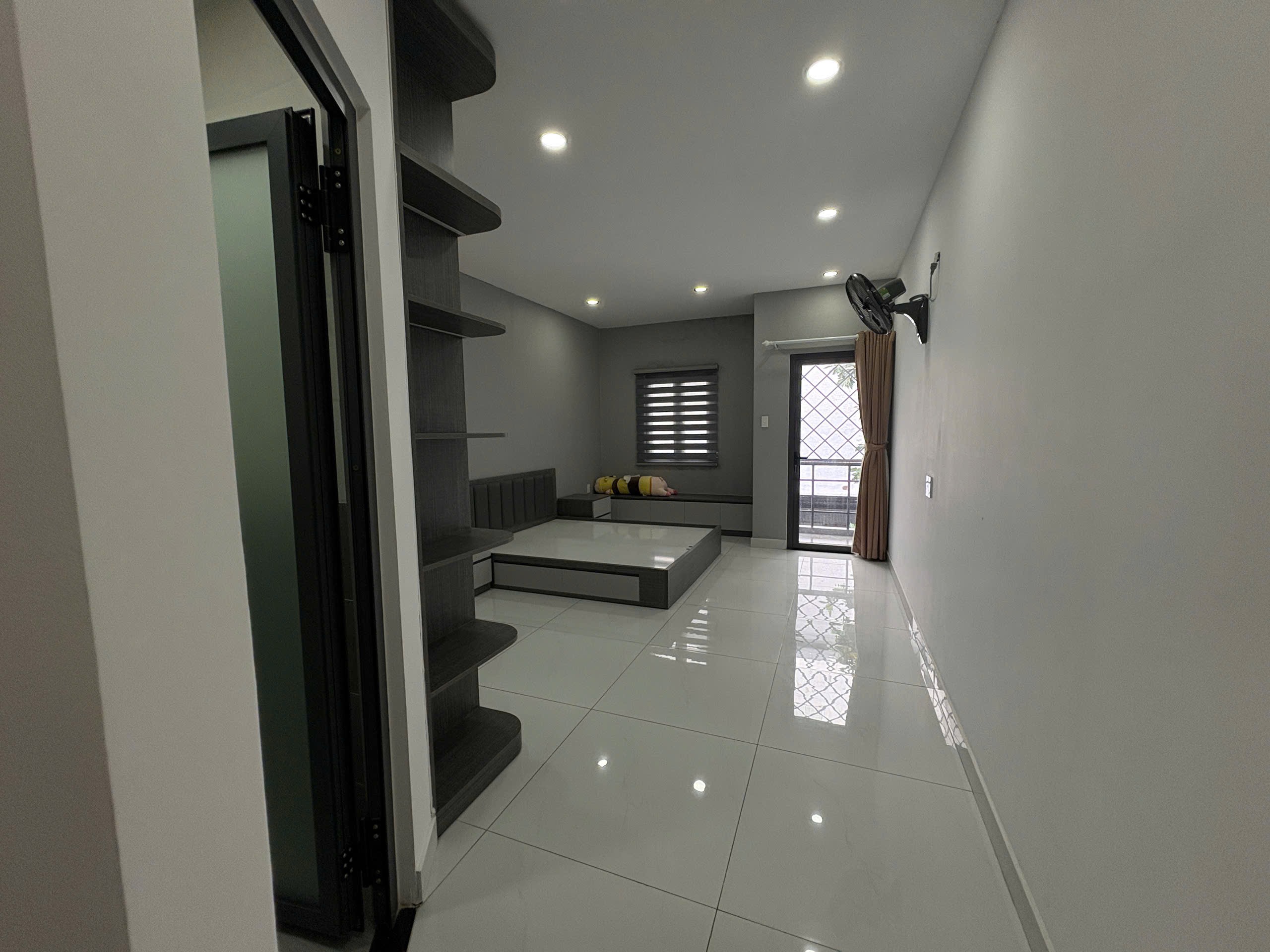 Bán Nhà hẻm Thoại Ngọc Hầu 4m x 18m Nhà 1 trệt 2 lầu 1 sân thượng. Đang cho thuê 25 triệu. Đường rộng 10m thông