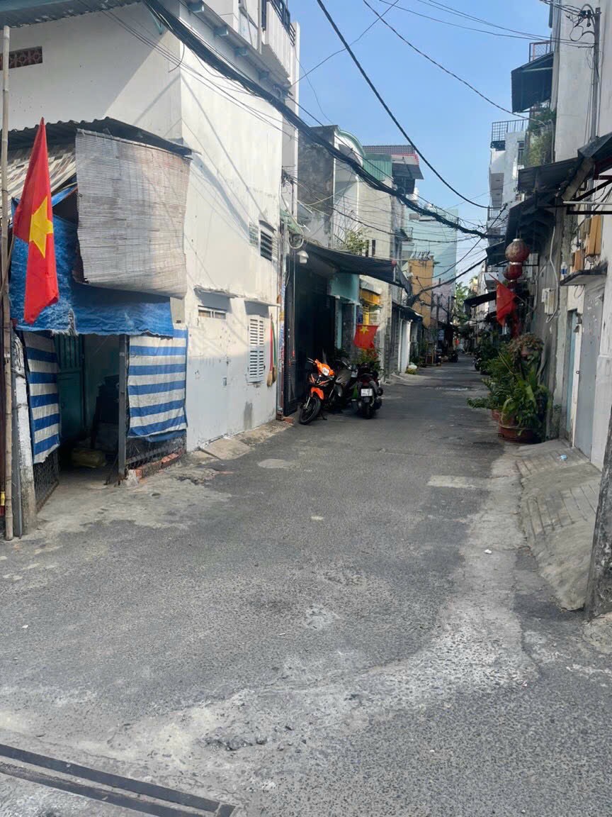 Bán Nhà hẻm Lê Trọng Tấn   Góc đẹp 
Diện tích: 7x15
Công nhận: 100m2
Xây dựng ????️ 100%
Hẻm xe ???? thông, tiện xây dựng căn hộ dịch vụ...
Giá bán: 11.2 tỷ  thương lượng 