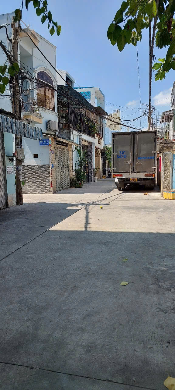 Nhà Hẻm Gò Dầu . Tân quý. Tân phú Dt: 4x14m, nhà 2 lầu nhà cao ráo Căn góc 2 mặt tiền đủ lộ giới hẻm xe hơi.  Đang sửa mới  Khu dân cư đông đúc