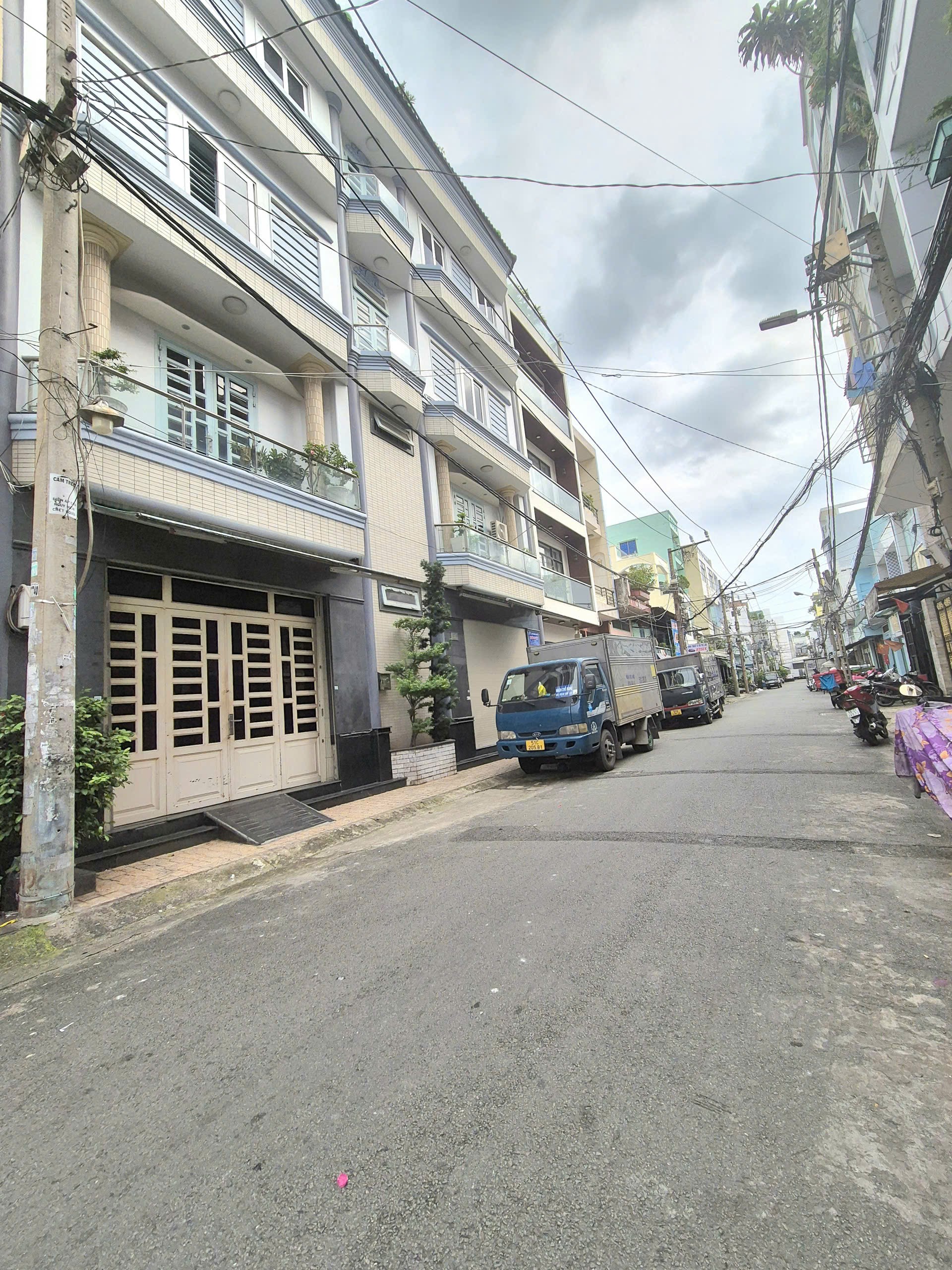 Ngang 12.5m. Đường 9m có lề gần Âu Cơ- Lạc Long Quân. Đúc 5 tâng. 6PN