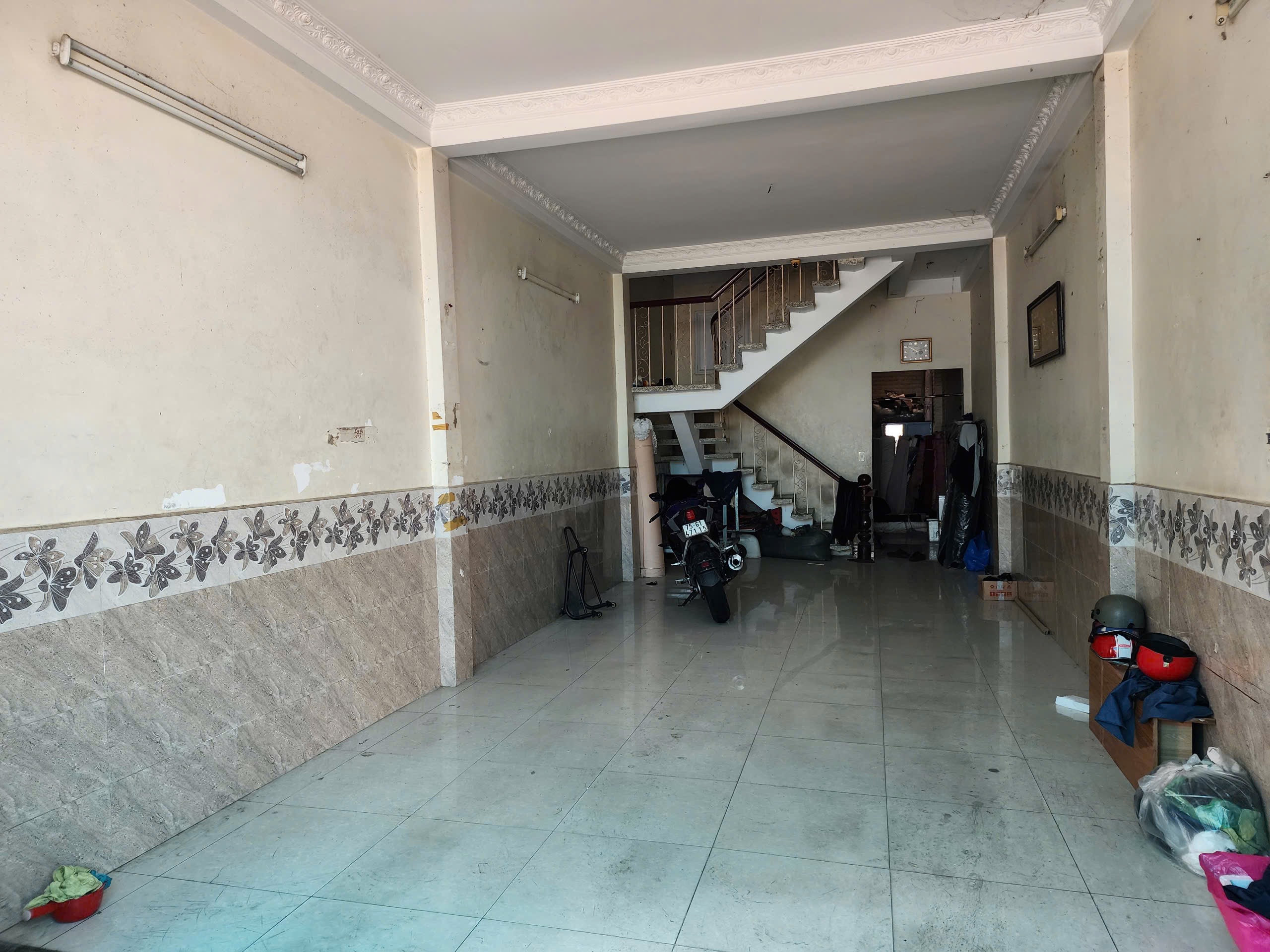 Bán Nhà hẻm Nguyễn Cửu Đàm 4m x 16m •	Kết cấu: 1 trệt, 1 lầu 
•	Vị trí: Hẻm 8m nhựa, thông thoáng, khu dân trí cao, thuận tiện ở hoặc kinh doanh nhỏ Giá bán: 9.6 tỷ (thương lượng)