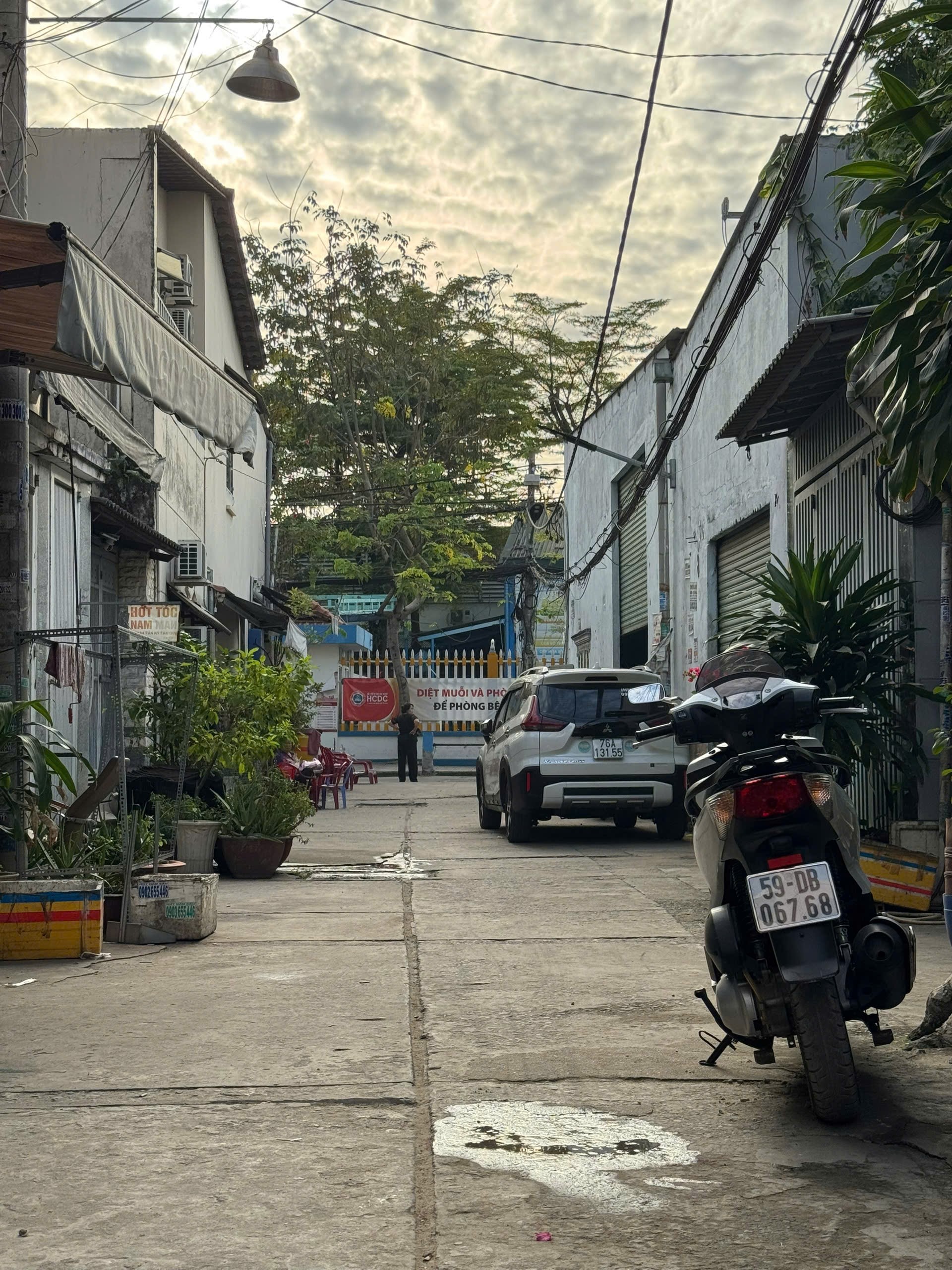 Nhà Hẻm TKTQ: 4m x 13m, 1 trệt, 1 lầu.