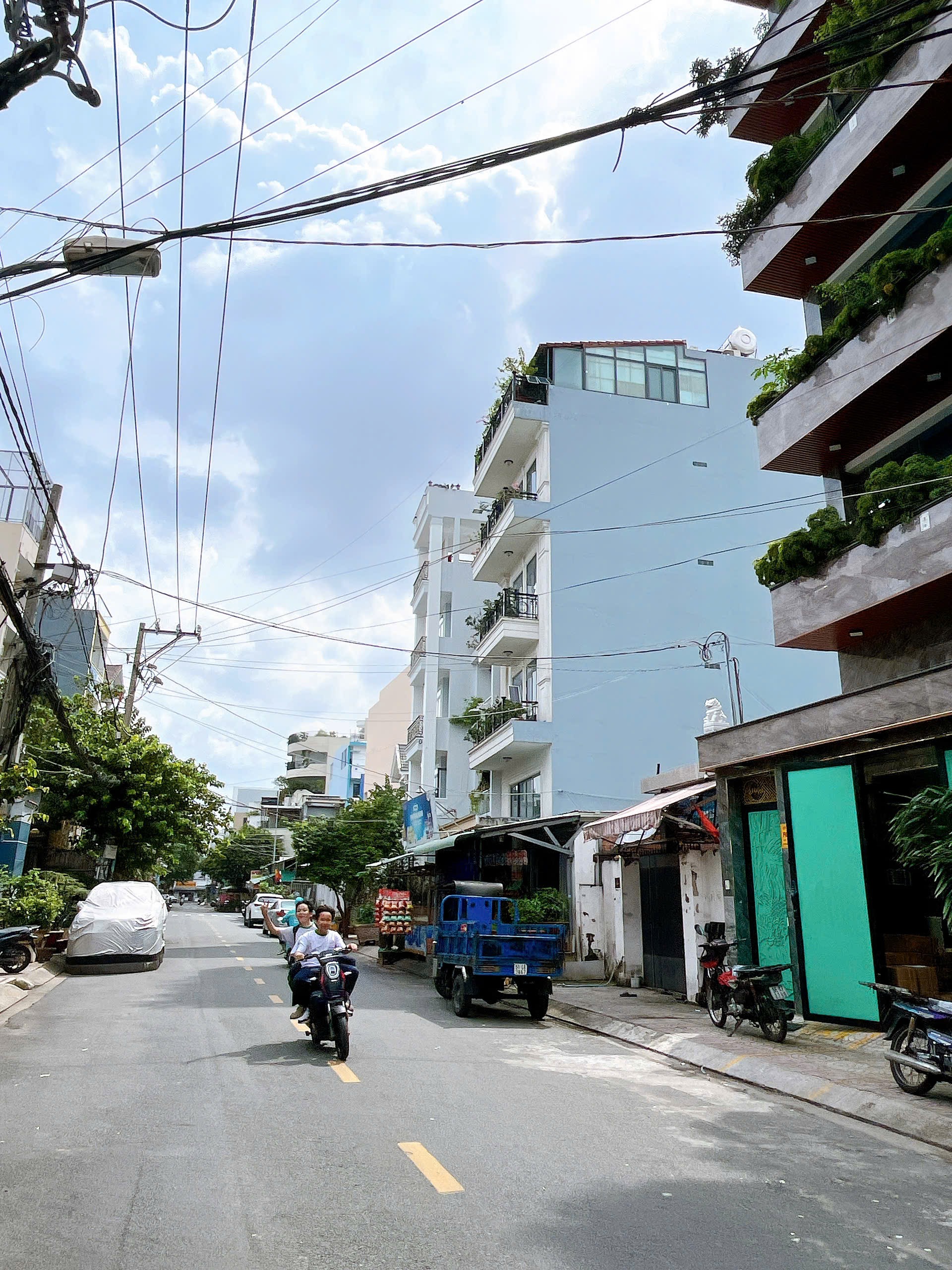 Bán Nhà mặt tiền Đô Đốc Long 4m x 20m 1 trệt 2 lầu 1 sân thượng