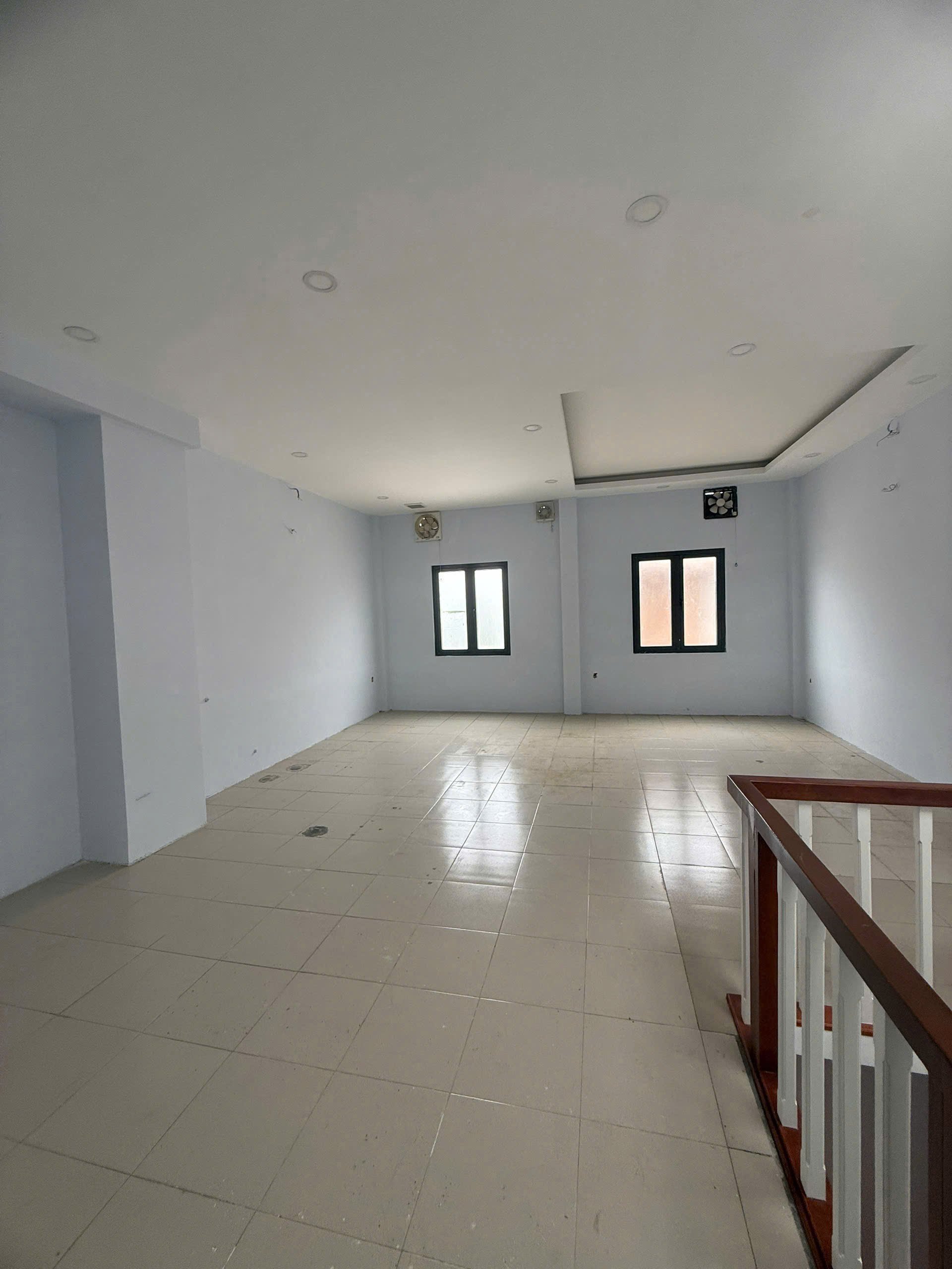 Hẻm đường số 5 . Pbhh . Binh tan  Dt : 5.93x 14 m (  1 tret 2 lau . San thuong )  Gia 8ty6 