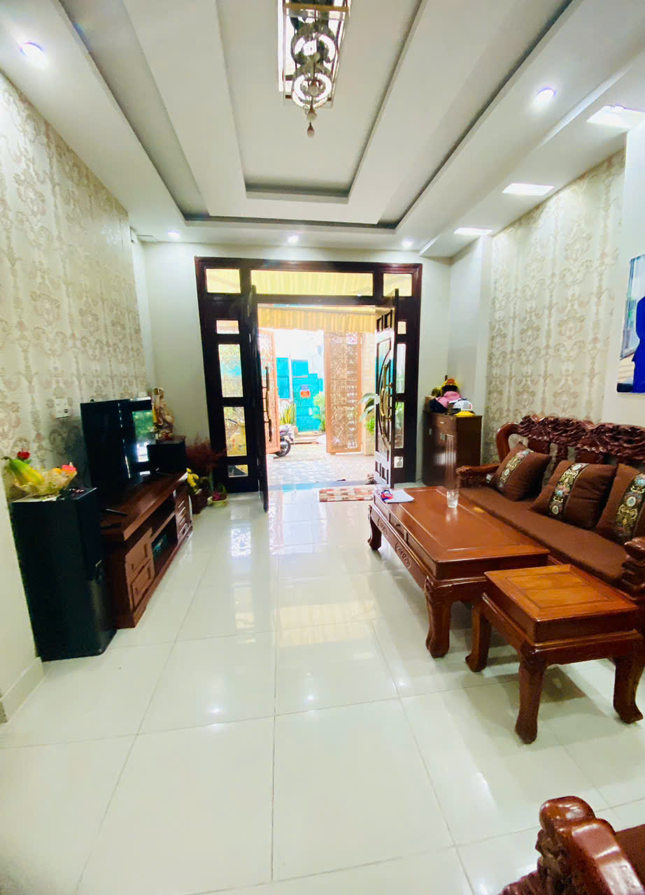 Hẻm Sơn Kỳ, P.Sơn Kỳ, 81m2 ( 4.8 x 18m nở hậu 5m ), 1 trệt 2 lầu đúc BTCT, nội thất cao cấp, 3PN 4WC ( có thể cải tạo thêm 2PN nữa tổng là 5PN ), sân để xe rộng rãi, phòng thờ, PK, bếp rộng, sân phơi riêng, 2 giếng trời thoáng mát