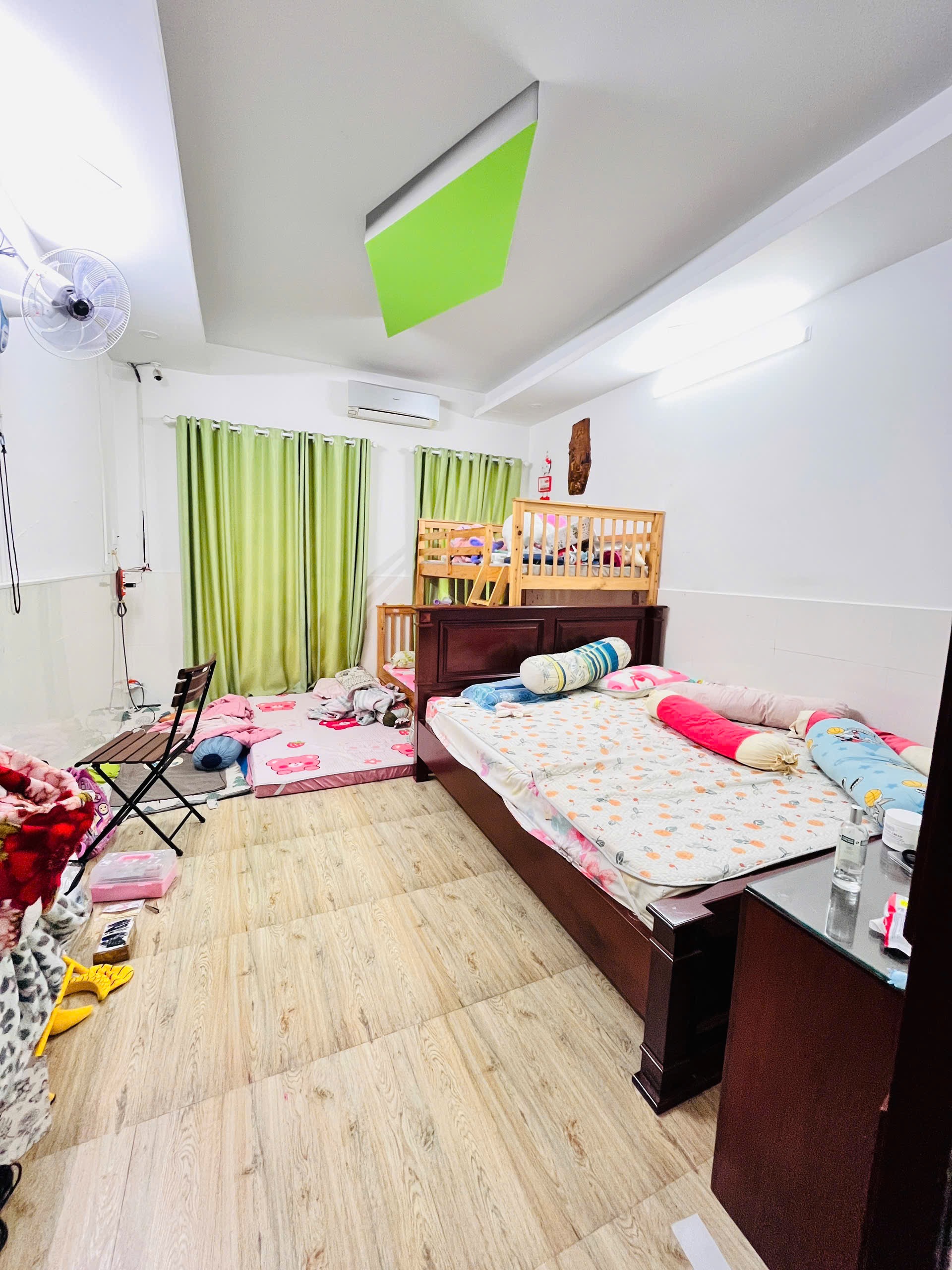 Bán Nhà hẻm Lê Ngã 4m x 14m 1 trệt 2 lầu 1 sân thượng. Đường 10m thông