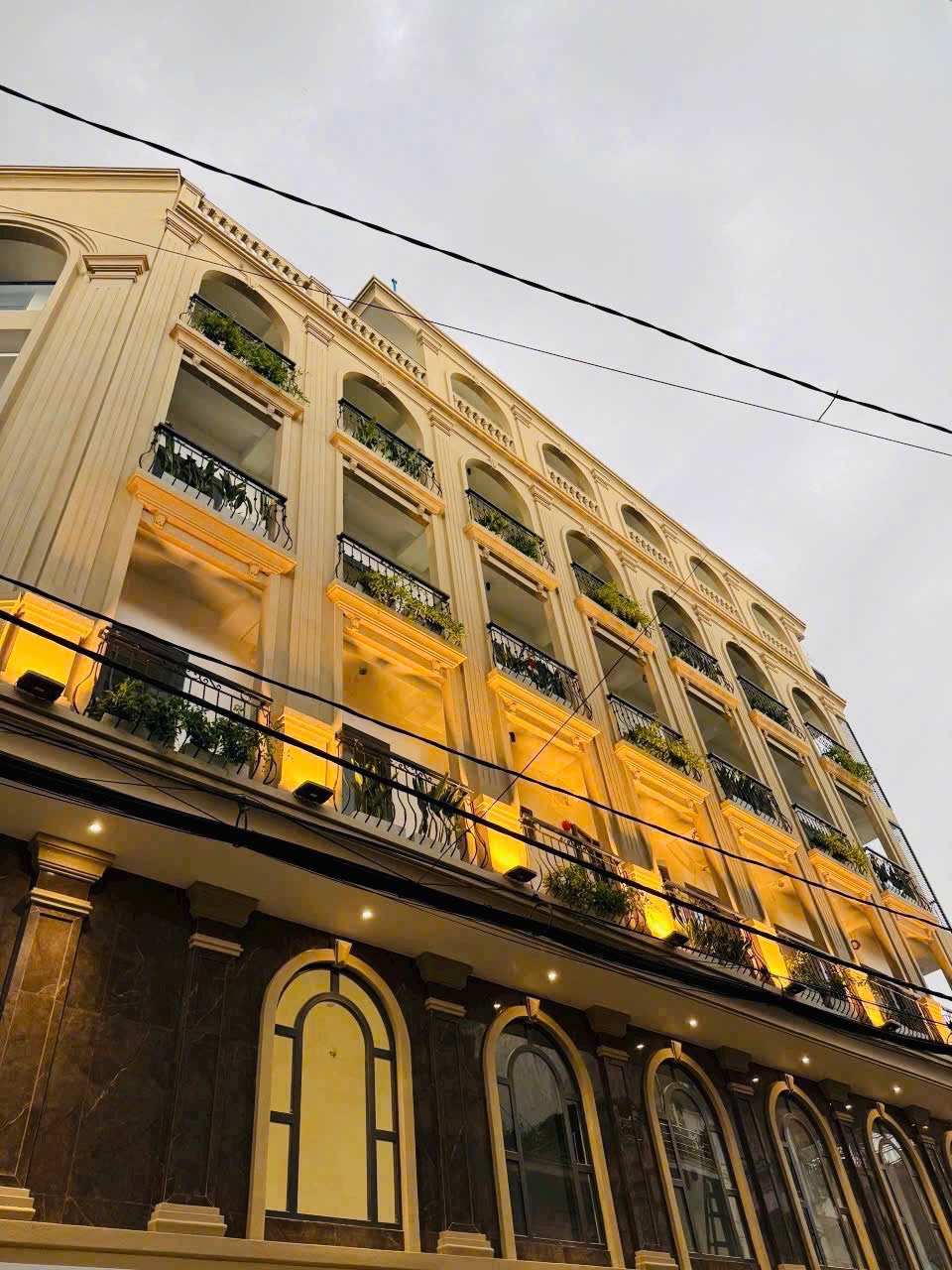 BÁN KHÁCH SẠN CAO CẤP - 31 PHÒNG VIP - ĐANG CHO THUÊ KHOÁN 140TR/THÁNG - HĐ VỪA KÝ 8 NĂM