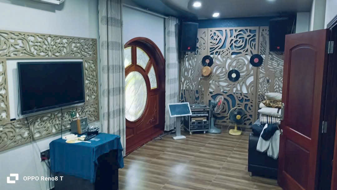 Bán Nhà hẻm Tân Hương 8m x 12m 1 trệt 1 lửng 2 lầu 1 sân thượng. Có thang máy