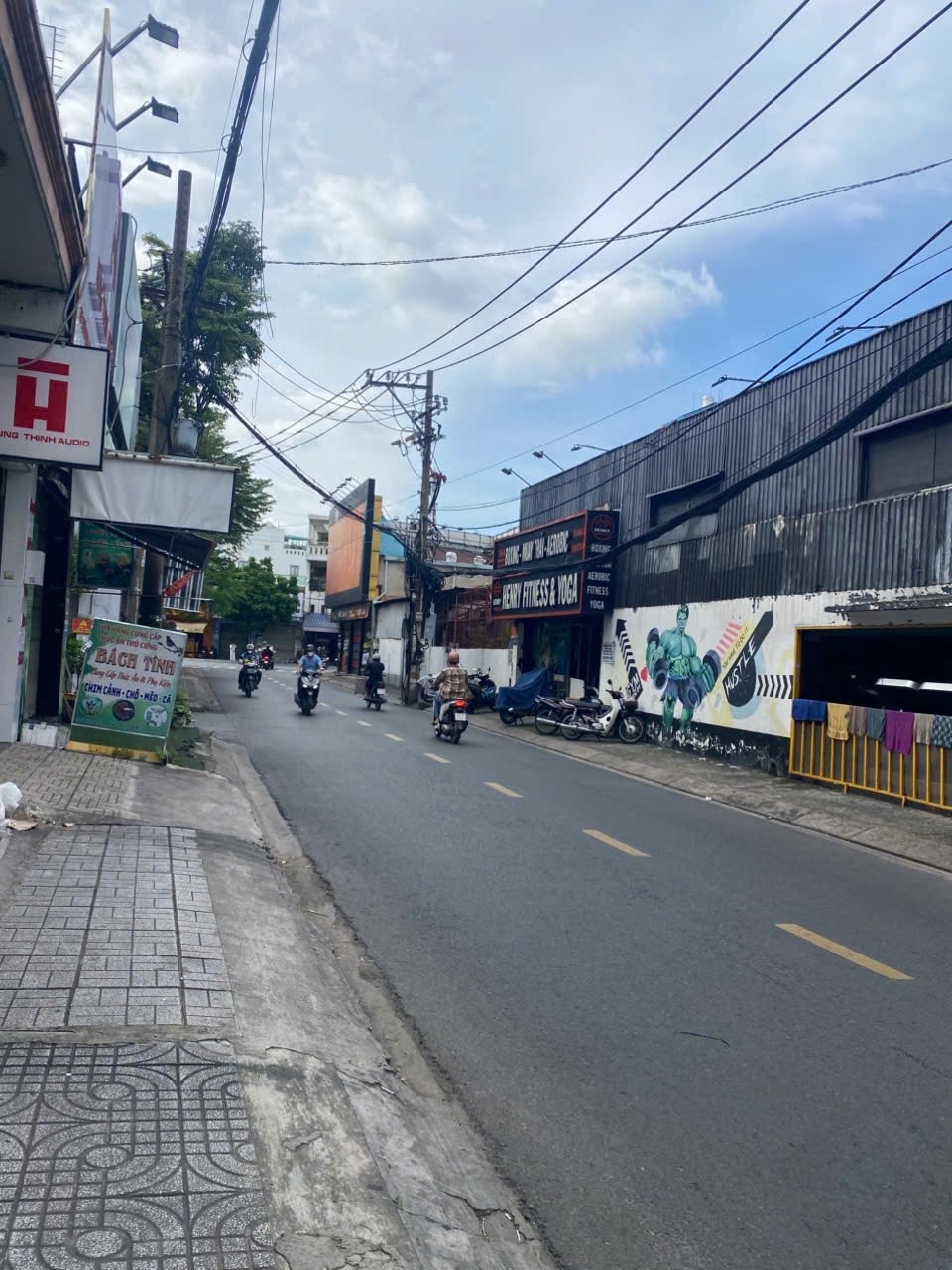 Mặt tiền Trịnh Đình Trọng.(địa chỉ đúng)   Dt 5.6 x 11.7m. Nhà trệt, lửng. - căn góc 2 MT