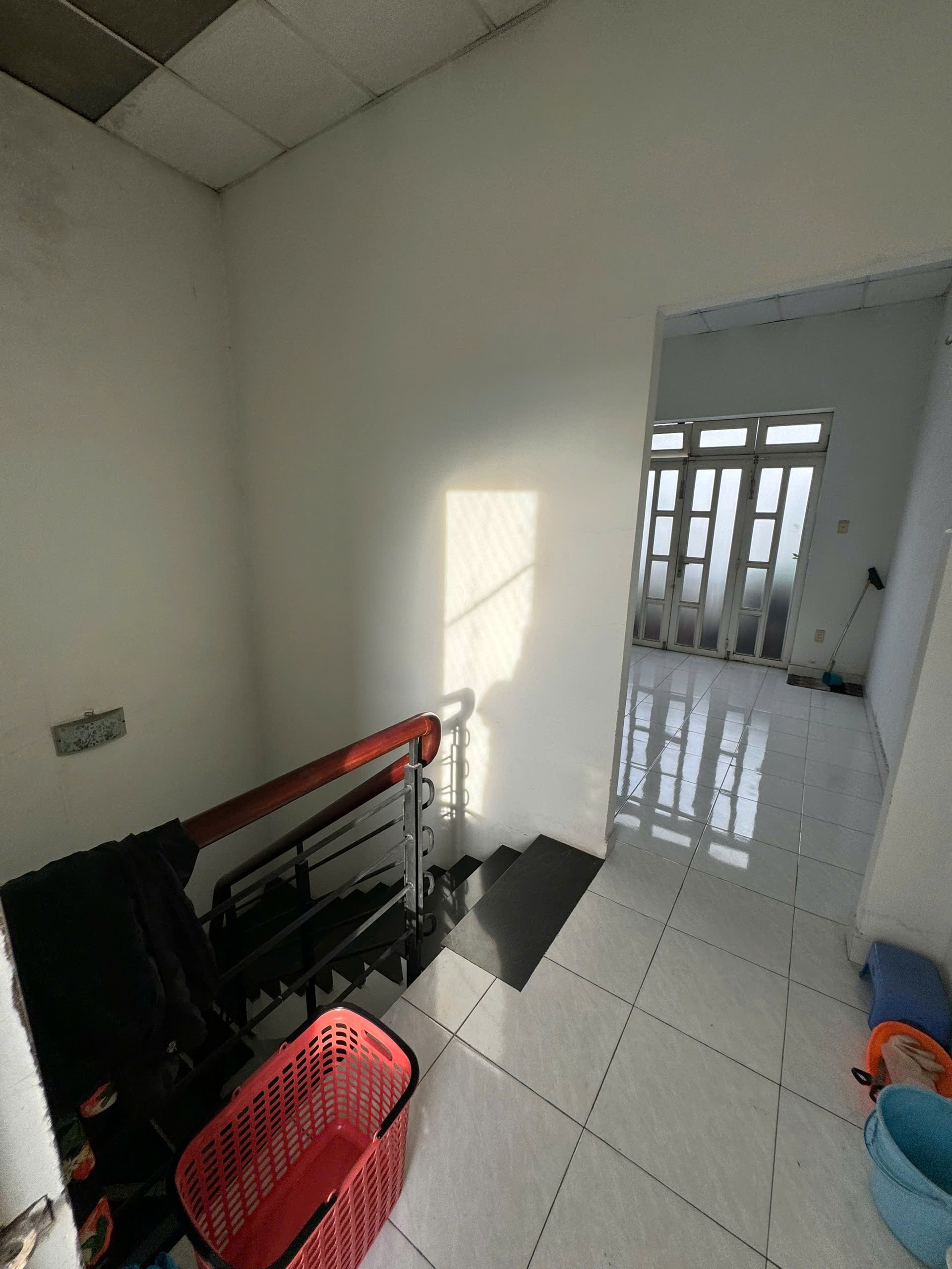 NHÀ GIÁP TÂN PHÚ – TÂN HƯƠNG – TÂN SƠN Gần CV Kênh Nước Đen – Lê Thúc Hoạch DT: 4 × 14m – Sổ hồng mới 2025  Kết cấu: 1 trệt 2 lầu – 3 PN – sân phơi sau Nhà Hẻm Đường số 5D, P. Bình Hưng Hòa A, Q. Bình Tân