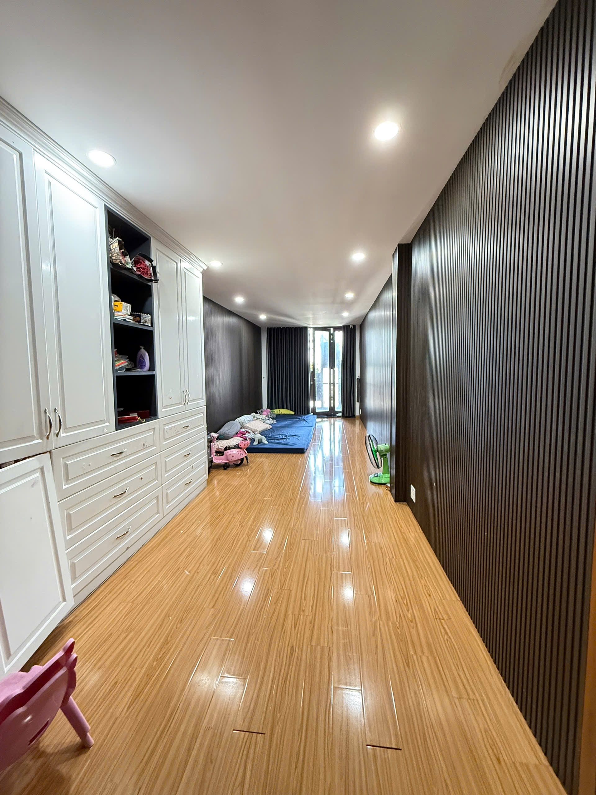 Bán Nhà mặt tiền Nguyễn Hữu Tiến 3,2m x 24m  1 trệt 1 lửng 3 lầu 1 sân thượng đẹp, có thang máy. 