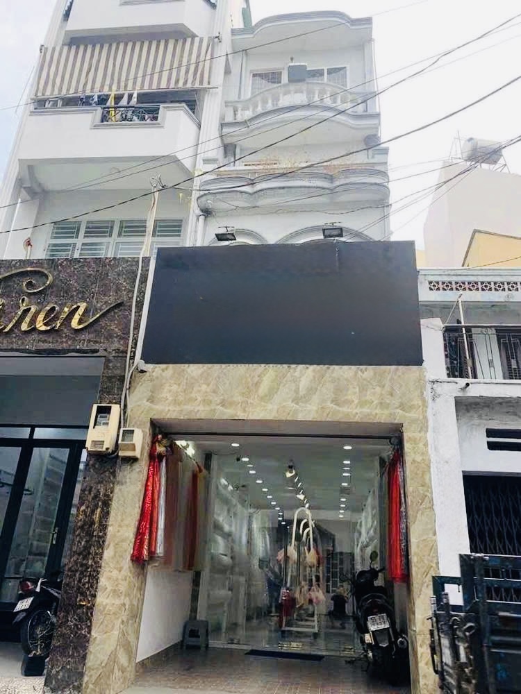 Bán Nhà mặt tiền  Đông Hồ 52.6m2 (3.4x18.5)  Kết cấu: 1 trệt, 3 lầu có 6PN 3WC. Cho thuê 22 tr/tháng